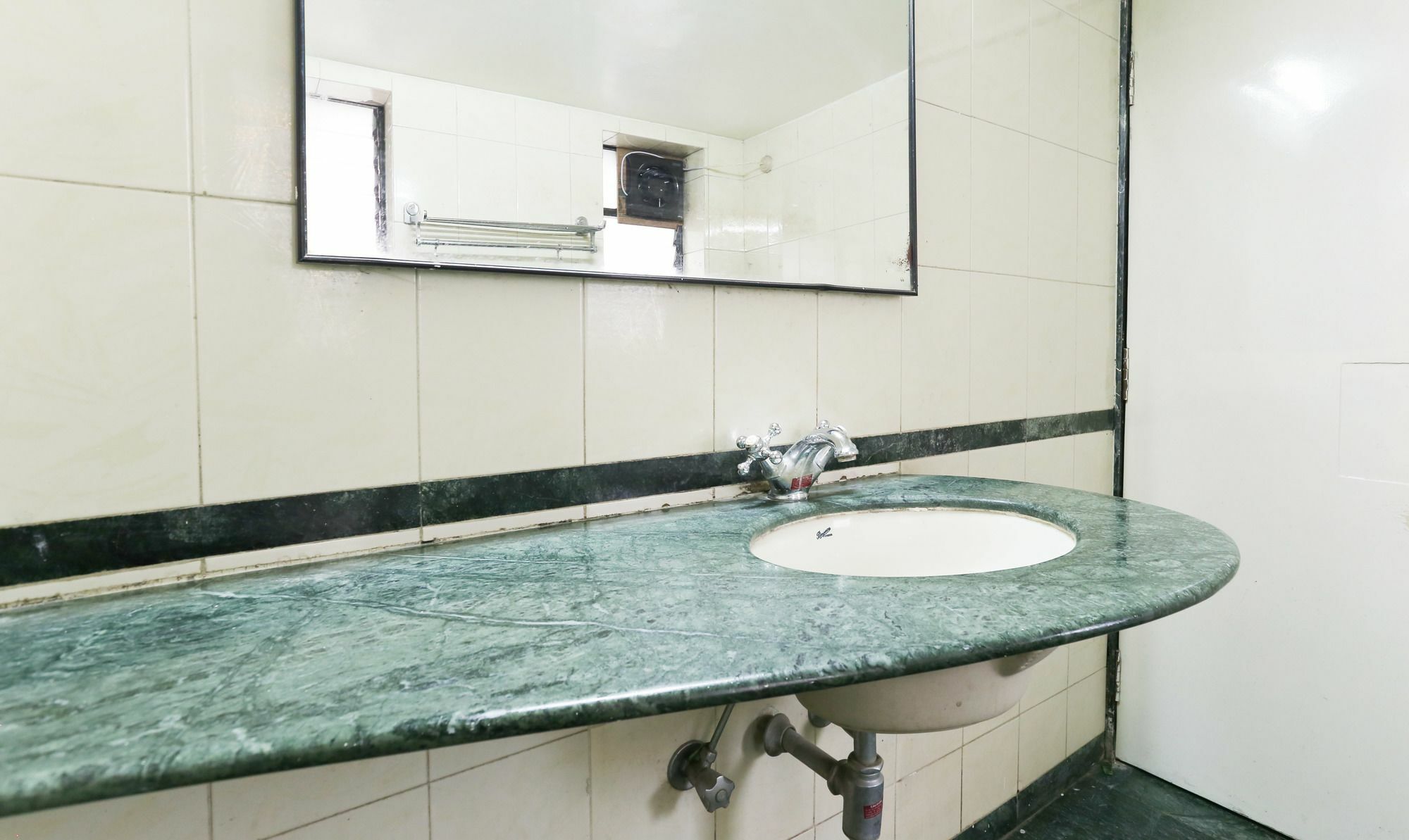 Itsy Hotels Hill View Ex Pune Bagian luar foto